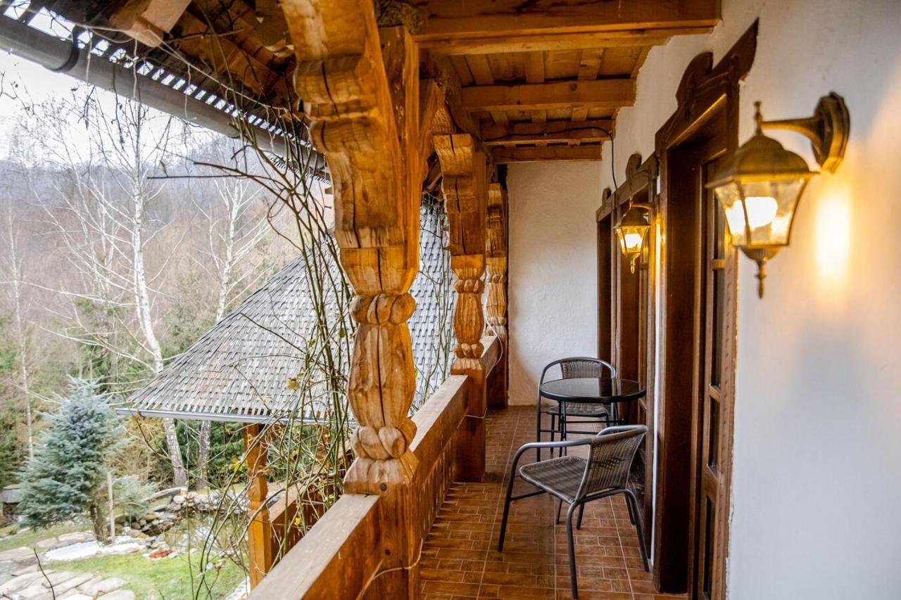 Conacul Drahneilor Hotel Ruscova Buitenkant foto