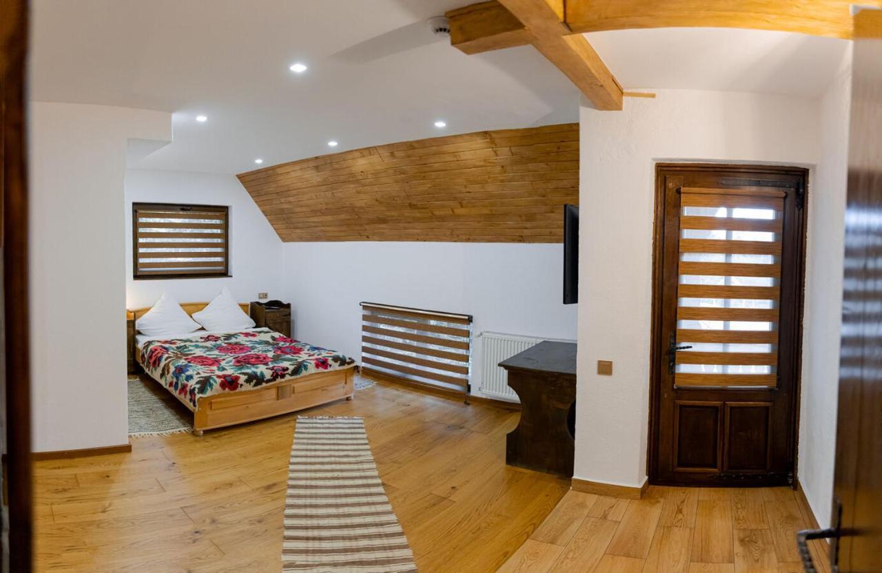 Conacul Drahneilor Hotel Ruscova Buitenkant foto
