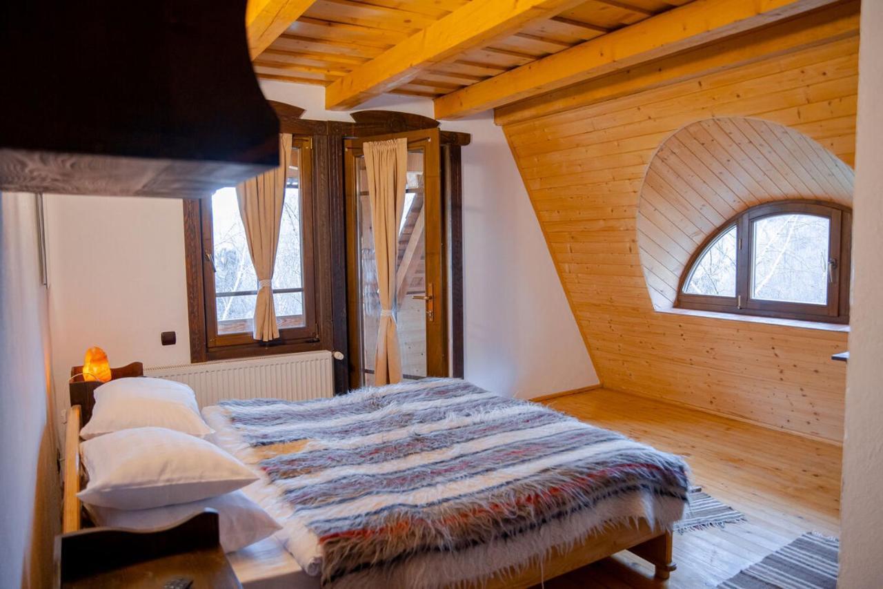 Conacul Drahneilor Hotel Ruscova Buitenkant foto