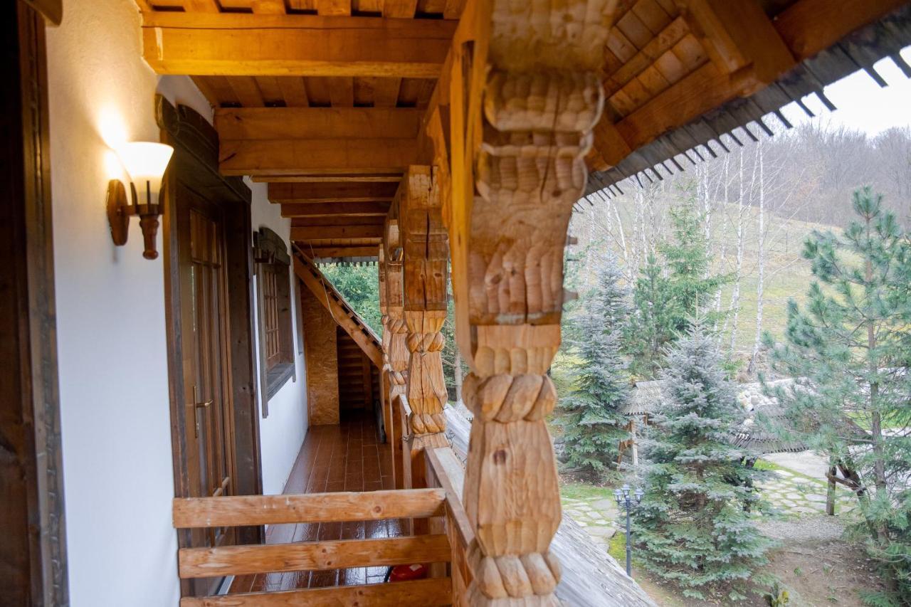 Conacul Drahneilor Hotel Ruscova Buitenkant foto