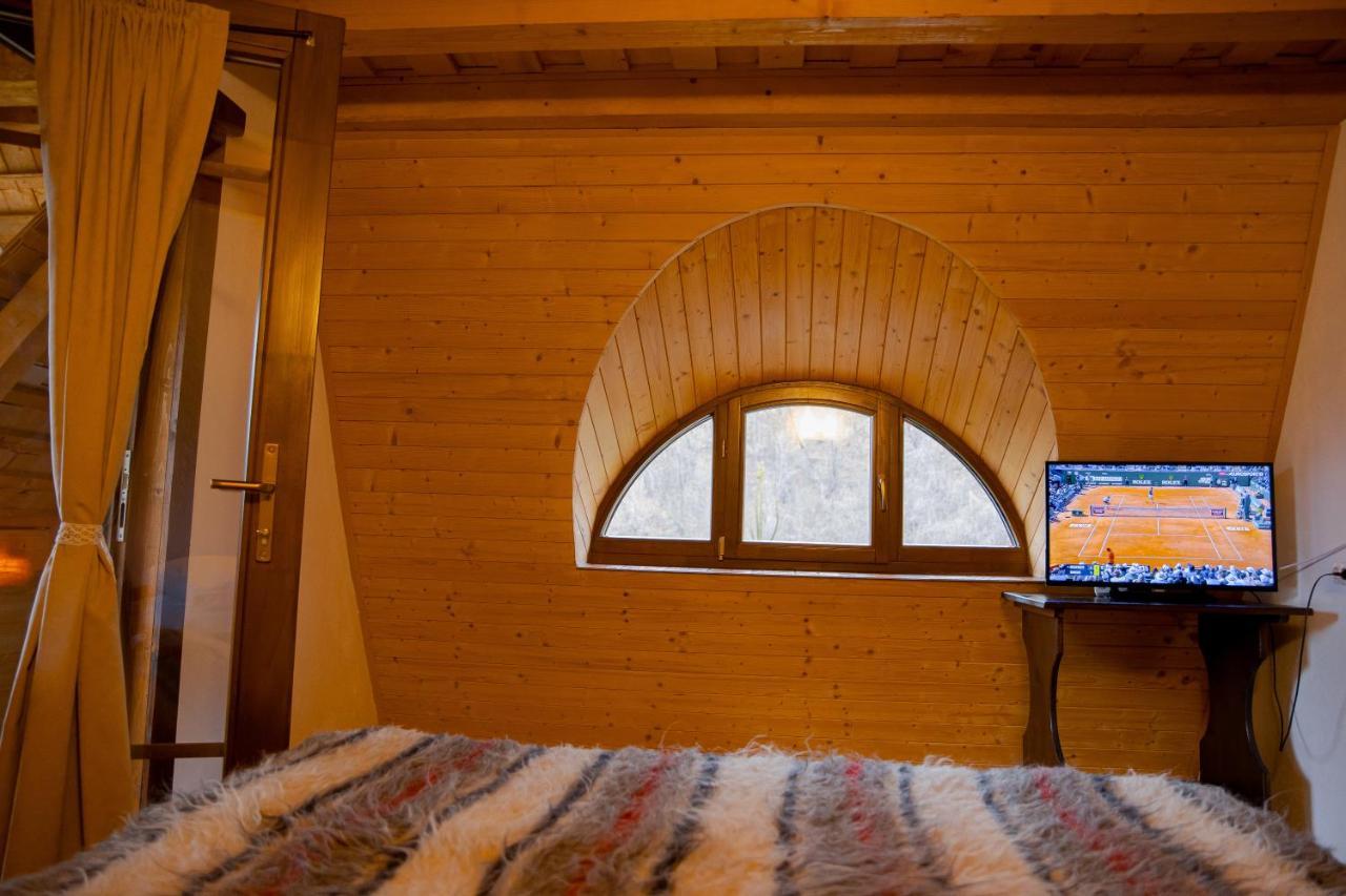 Conacul Drahneilor Hotel Ruscova Buitenkant foto