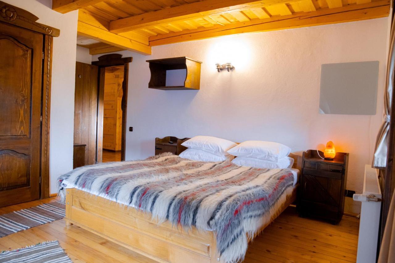 Conacul Drahneilor Hotel Ruscova Buitenkant foto