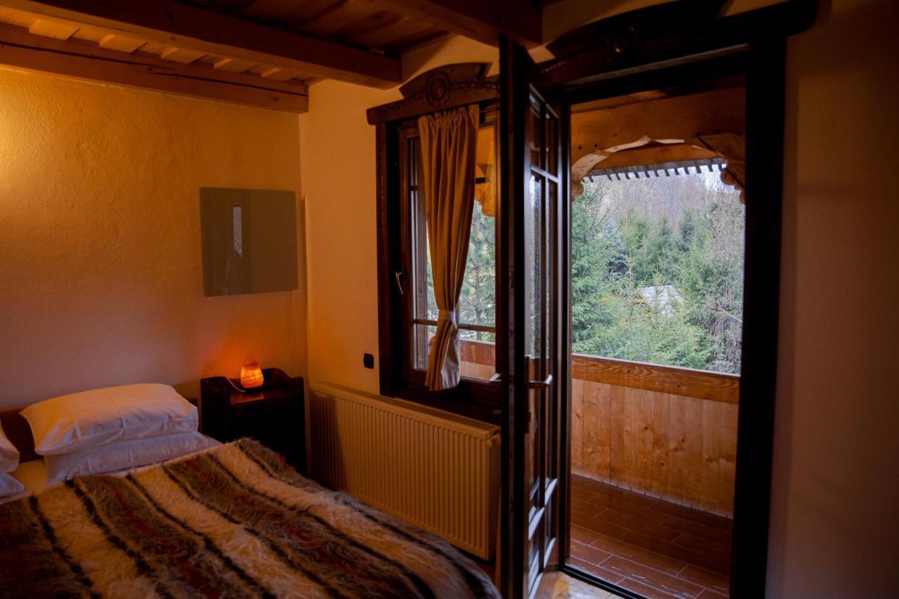 Conacul Drahneilor Hotel Ruscova Buitenkant foto