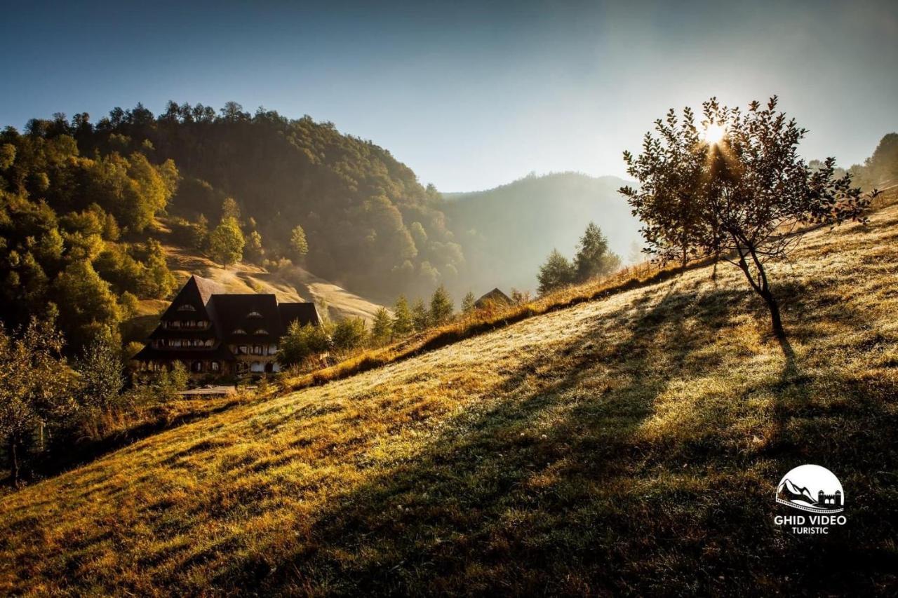 Conacul Drahneilor Hotel Ruscova Buitenkant foto