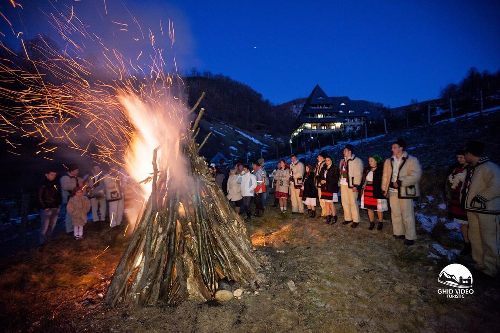 Conacul Drahneilor Hotel Ruscova Buitenkant foto