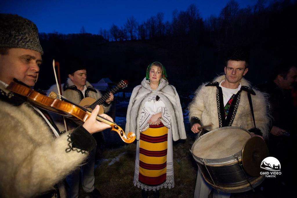 Conacul Drahneilor Hotel Ruscova Buitenkant foto