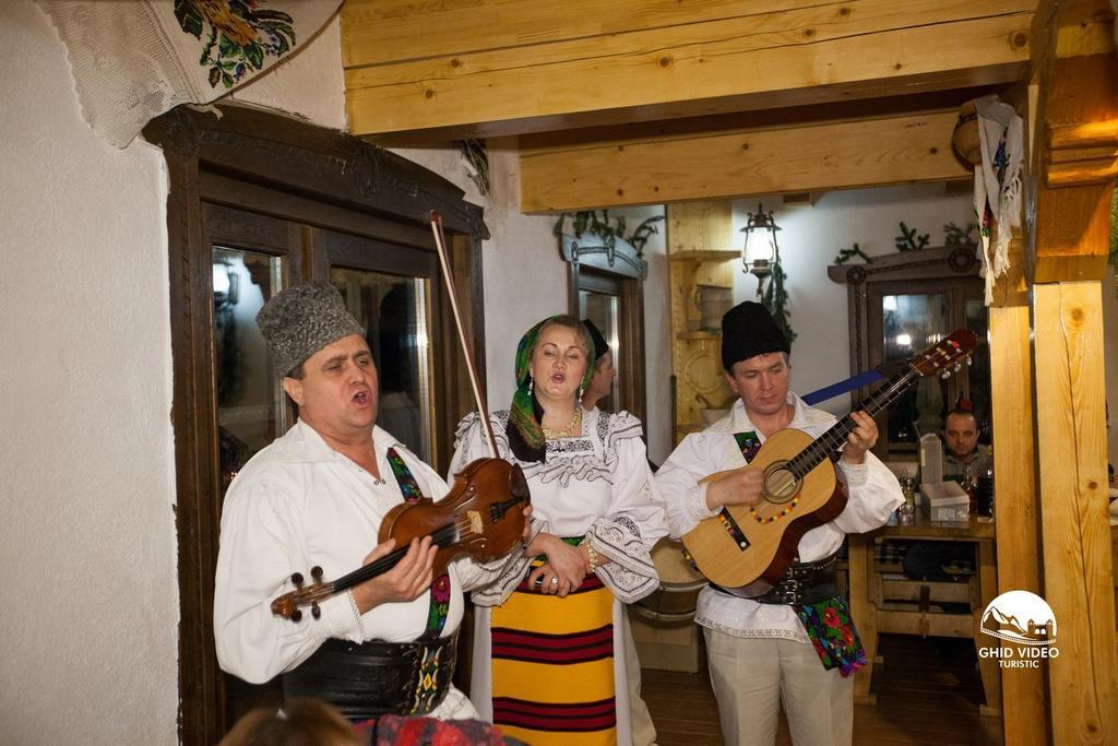 Conacul Drahneilor Hotel Ruscova Buitenkant foto