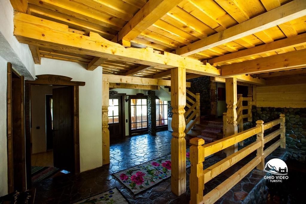 Conacul Drahneilor Hotel Ruscova Buitenkant foto