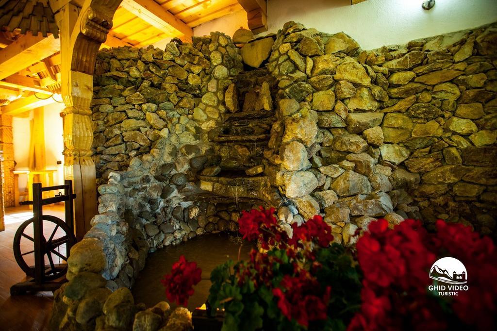 Conacul Drahneilor Hotel Ruscova Buitenkant foto