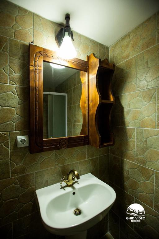 Conacul Drahneilor Hotel Ruscova Buitenkant foto